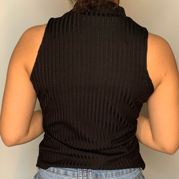 Sleeveless Shirt ✨ - Picture 3 of 4